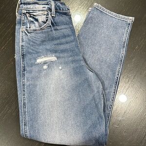 HOLLISTER WOMEN’S ULTRA HIGH-RISE MOM JEAN